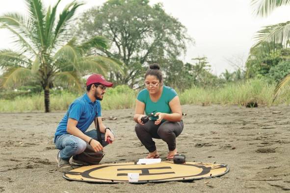 Se entrenó a miembros de la Fundación Agua y Tierra en el manejo de drones.