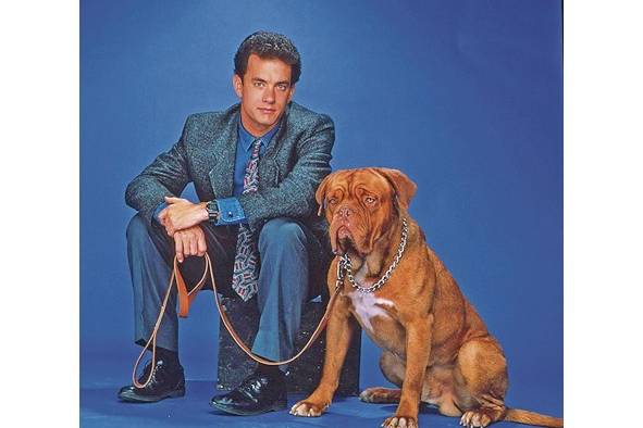 <strong>Turner &amp; Hooch (1989) </strong>Comedia de acción protagonizada por Tom Hanks interpretando a un ordenado detective que se ve obligado a asociarse con Hooch, un dogo de Burdeos, que le voltea su día a día, pero se convierte en su inseparable pareja. El filme se estrenó con otro policial de mascotas titulado K-Nino, pero sin duda, la recordación se la llevó esta película de Roger Spotiswoode.