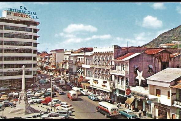 Avenida Central y plaza 5 de Mayo. Circa 1960. La popularización del automóvil y el transporte público facilitó la expansión del extrarradio manteniendo aun los centros comerciales y administrativos en el centro histórico durante buena parte del siglo XX.