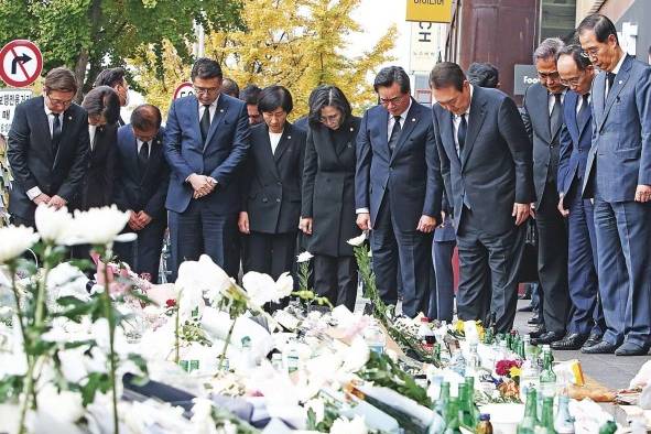 Autoridades gubernamentales también asistieron al altar el lunes.