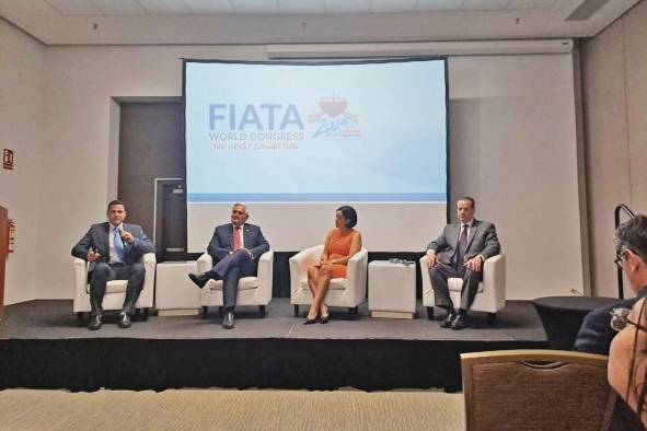 El presidente de Apac, Ángel Sánchez; el presidente honorario Jorge Luis Quijano; la directora de ventas de Promtur Panamá, Eugenia Powel, y el presidente de COEL, Edgar Urrutia