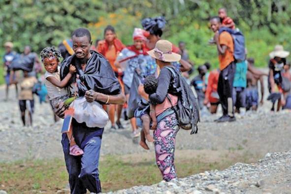 Miles de migrantes intentan cruzar la inhóspita selva darienita en su camino hacia Estados Unidos.