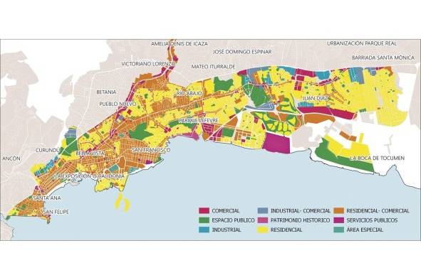 Mapa que muestra la zonificación para el centro urbano de la ciudad de Panamá en la actualidad. Es posible identificar cómo sectores del Casco Antiguo, Calidonia, Bella Vista y San Francisco corresponden a zonas de uso principalmente residencial-comercial. Los usos residenciales se encuentran en las zonas más alejadas en Don Bosco y Juan Díaz, correspondiendo con barrios de construcción más reciente.