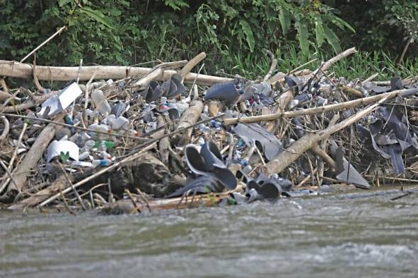 En el río Tuquesa es frecuente encontrarse bancos de basura compuesta por desechos: bolsas de plástico, colchonetas, lona, telas, carpas, mochilas. Gran parte de esta basura proviene de la selva, cuando azotan las lluvias arrastran el material al río