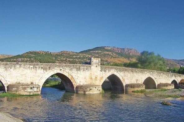 Puente sobre el río Yesilirmak