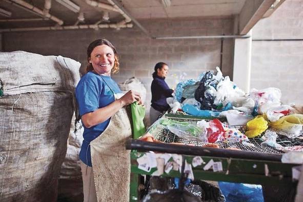 El reciclaje también incluye la disminución del uso de productos que generan residuos, buscando alternativas más eficientes.