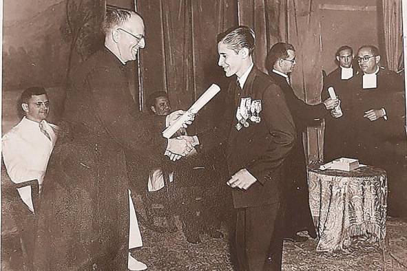 Fotografía que registra la graduación de Luis H. Moreno como bachiller en letras y ciencias en el colegio La Salle.