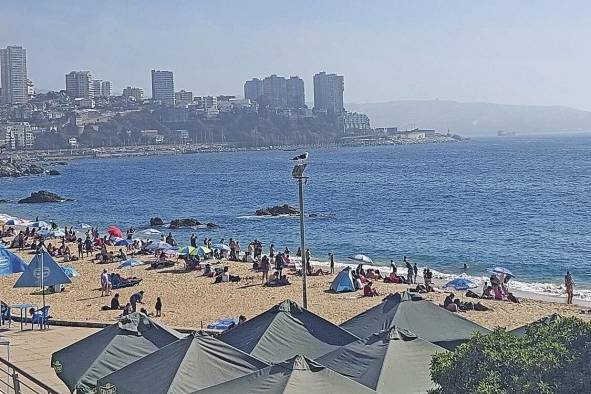 A minutos de la capital de la región, está Viña del Mar, una ciudad costera con jardines y playas.