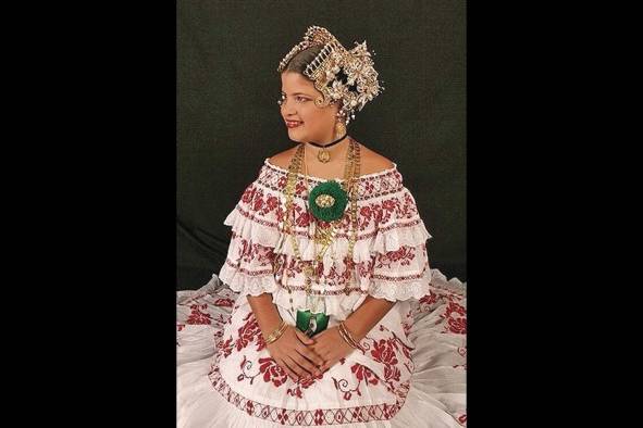 La misma pollera de Sonia, remozada muchos años después, adorna a nuestra hermosa sobrina Isabel Victoria Sadowski Sedda. Foto tomada a una temprana edad durante las tradicionales fiestas carnavalescas. Isabel Victoria es ahora una joven de 24 años, licenciada en el campo de las comunicaciones sociales