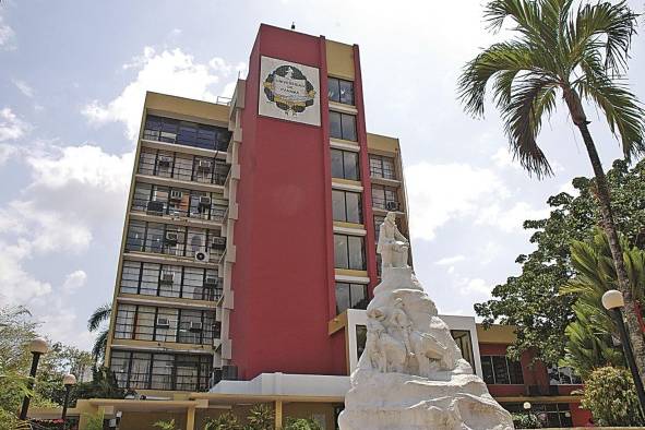 Imagen de la fachada del edificio administrativo de la Universidad de Panamá