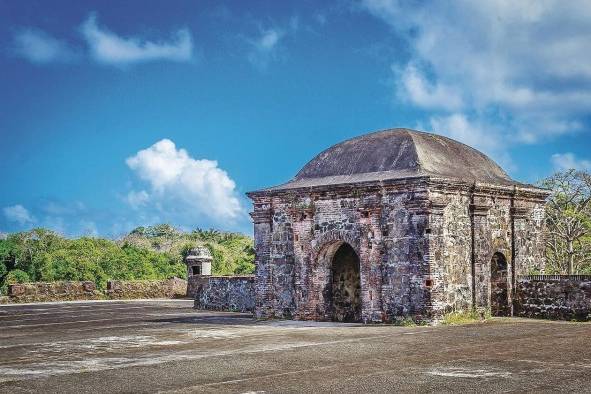 El Castillo de San Lorenzo fue reconstruido tres veces a lo largo de la historia hasta que fue perdiendo relevancia por la creación del ferrocarril.