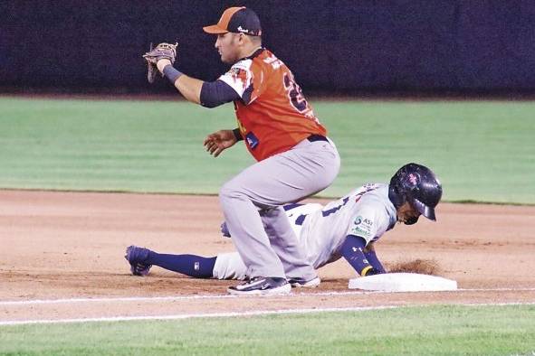 Jason Patterson se tira de cabeza en la primera, evitando ser sorprendido en la primera almohadilla, en el último partido de la serie final.