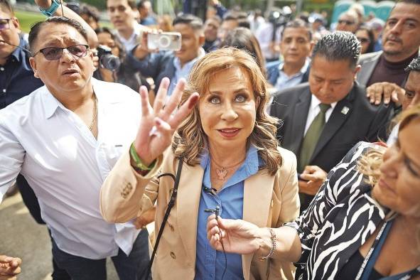 La exprimera dama Sandra Torres (2008-2012) saluda hoy tras votar en el colegio Valle Verde, al este de Ciudad de Guatemala (Guatemala).