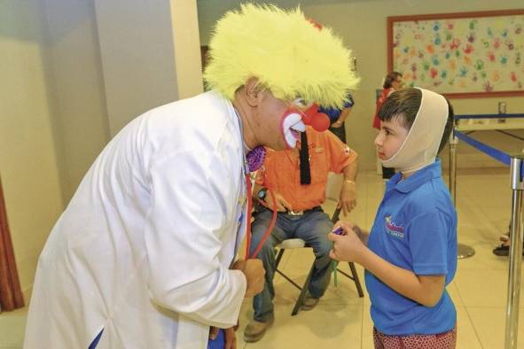 Médicos de la fundación se visten de payasos para hacer menos traumática la atención a los niños.