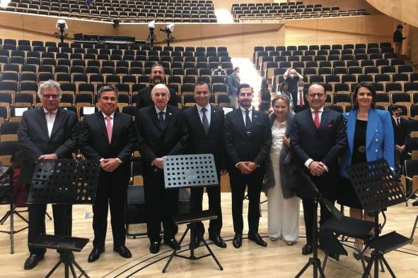 Embajadores de los países en celebración.