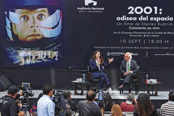 La secretaria de Cultura de la ciudad de México, Claudia Curiel (i), y el coordinador ejecutivo del Auditorio Nacional, Eduardo Lagunes (d) participan en la presentación del proyecto.