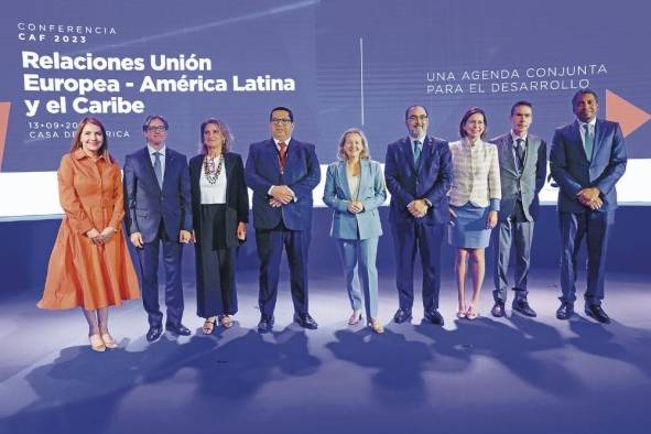 La ministra para la Transición Ecológica en funciones, Teresa Ribera (3i) y la vicepresidente Nadia Calviño, entre otros participantes, posan para los medios durante la conferencia “Unión Europea, América Latina y el Caribe”.