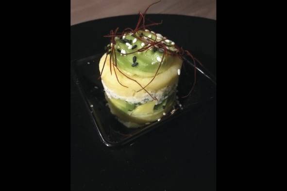 Causa limeña con atún y aguacate