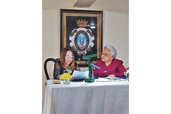 Benedetti lee uno de sus poemas durante la ceremonia en la Academia Panameña de la Lengua.