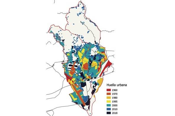 Mapa que muestra la evolución de la mancha urbana en la cuenca del río Tocumen. Se puede observar cómo la década de 2000 marca el período de mayor expansión urbana en la zona.