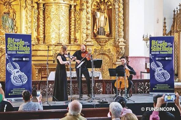 Trío de cuerdas violín, viola y violoncello.