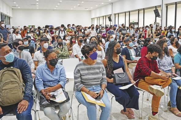 Al encuentro asistieron estudiantes de tercer y cuarto año de carrera universitaria.