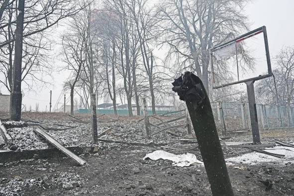 Vista del estado de los alrededores, tras el bombardeo ruso a la torre de televisión de Kiev (Ucrania).