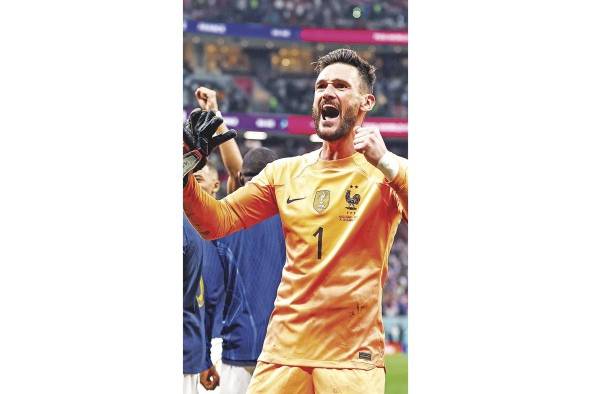 Hugo Lloris celebrando un triunfo con la selección de Francia.