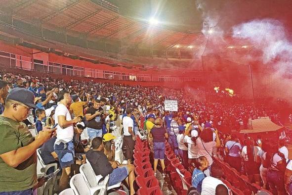 Fanáticos en el estadio Rod Carew.