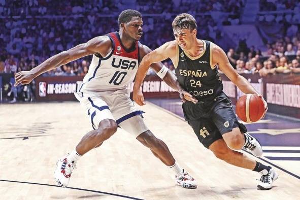 El estadounidense Anthony Edwards (i) y el español Juan Núñez durante el partido amistoso.