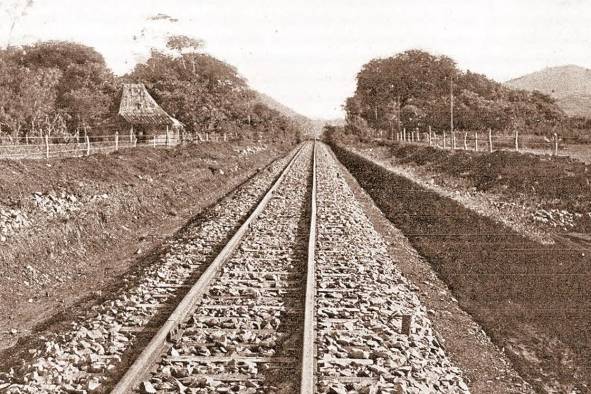 Calzada con balasto en la línea de Boquete, Ferrocarril Nacional de Chiriquí