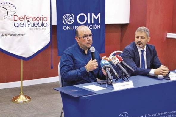 El defensor del Pueblo, Eduardo Leblanc (iz), junto con el el jefe de la Organización Internacional para las Migraciones en Panamá (OIM), Giuseppe Loprete (de).