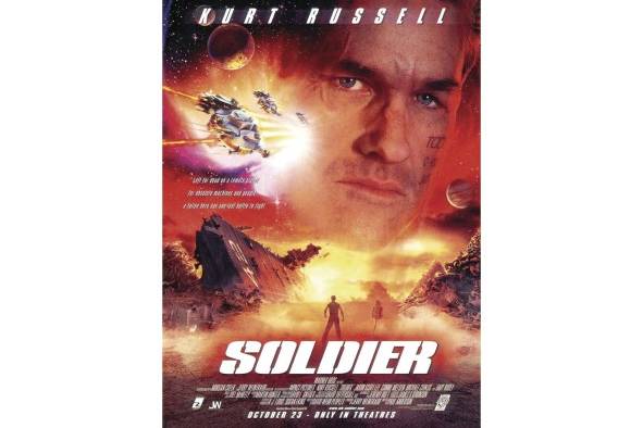 Soldier (1992) En una sociedad futura, algunas personas son elegidas al nacer para convertirse en soldados, y entrenados de tal manera que se transforman en máquinas de matar humanos. Uno de estos soldados más destacados, interpretado por Kurt Russell, mide sus fuerzas con una nueva casta de soldados, y después de la confrontación se le cree muerto. Su cuerpo es abandonado en un planeta colonial semi despoblado, donde conocerá otros aspectos de la vida. Pero tendrá que luchar de nuevo con esta casta de soldados... esta vez para defender su nuevo hogar.