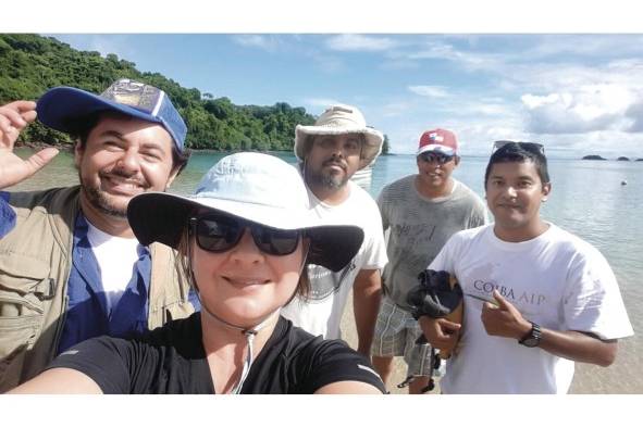 Equipo de biólogos de la Estación Científica de Coiba.