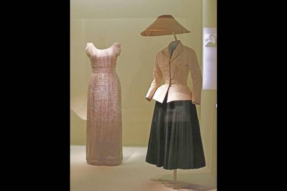 Un modelo de Dior del estilo New Look, de la exposición “Vistiendo el Tiempo”