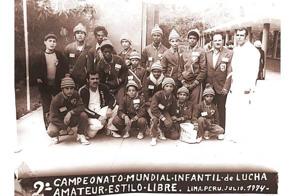 La delegación que participó en el Mundial de Lucha Infantil en el Perú en 1974. El profesor Rodolfo Turney, agachado (segundo de izq a der), y en esa misma línea están Kennion y Leslie (cuarto y sexto, respectivamente).