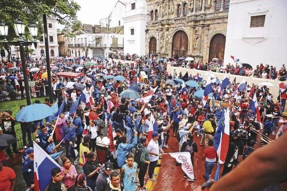 Los manifestantes se concentraron en la plaza de la Independencia después de las distintas marchas que hubo ayer.