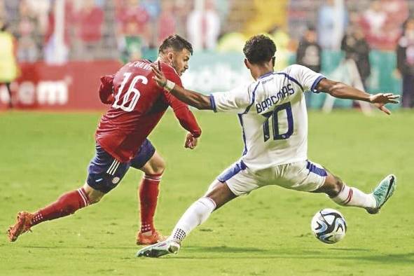 Jefry Valverde (i) de Costa Rica disputa el balón con Edgar Bárcenas de Panamá en un partido de la Liga Naciones de la Concacaf entre Costa Rica y Panamá en el estadio Ricardo Saprissa en San José.