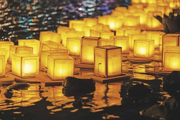 Durante Obon Festival en Japón, se adornan ríos y lagos con faroles flotantes.