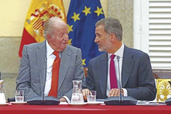 El rey emérito, Juan Carlos de Borbón, junto a su hijo, el rey Felipe VI.