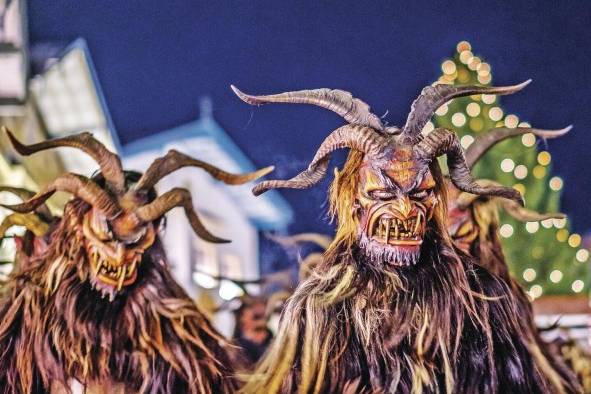 Krampus es una criatura que asusta a los niños mal portados en Alemania, Austria y Hungría.