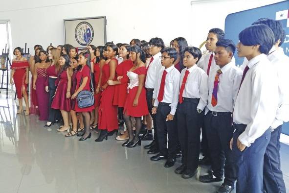 Grupo de jóvenes graduandos del Centro Educativo de Artes Diversificadas.