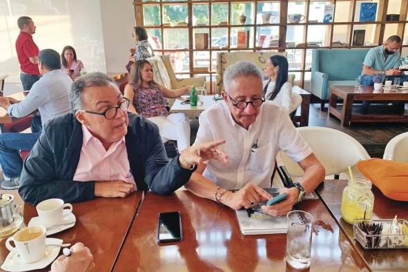 Luis Ramón Fábrega (izq), exmagistrado de la Corte Suprema de Justicia y Carlos Moreno, exviceministro de la AMP forman parte del grupo