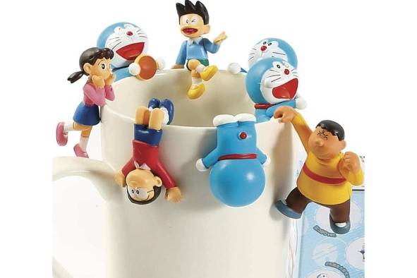 Están muy de moda las figuras que se pueden colocar en el borde de los vasos o tazas, en este caso, de Doraemon