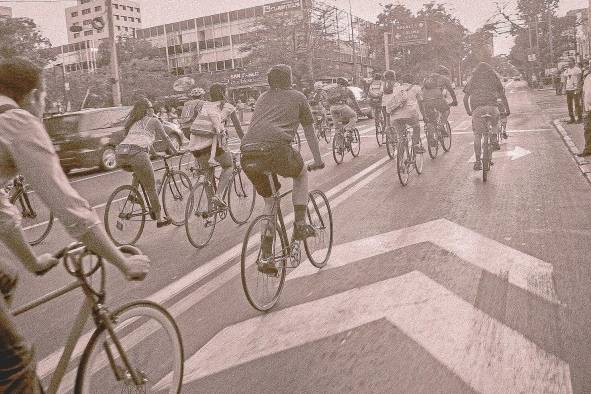 Un vehículo debe respetar la distancia de 1,5 metro para rebasar a un ciclista.