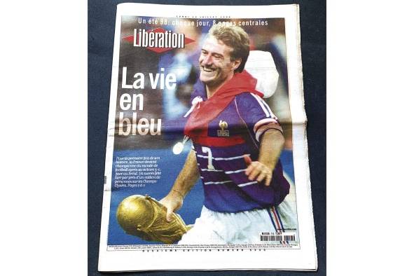 Como jugador y capitán del equipo francés, Didier Deschamps obtuvo, el 12 de julio de 1998, la Copa Mundo. Dos años después ganaría también la Eurocopa de 2000.