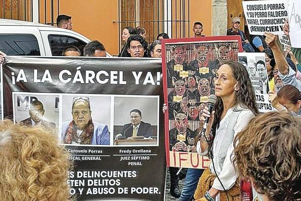 Al borde del hartazgo y la indignación, la sociedad civil se reunió frente a las distintas entidades públicas para clamar el respeto por la democracia.