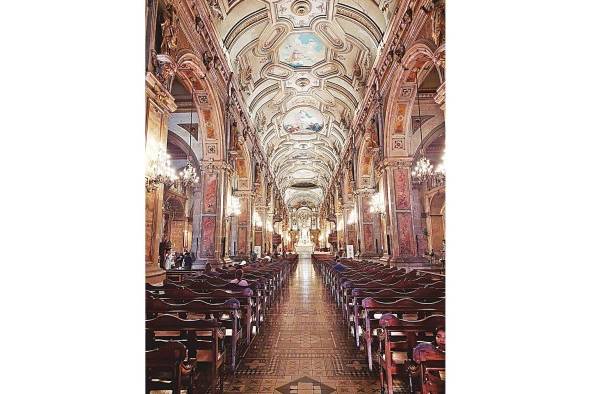 Al entrar a la Catedral Metropolitana de Santiago es inevitable levantar la mirada y observar las obras de arte en el techo.