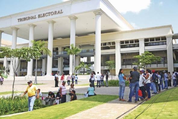 El candidato acudió al Tribunal Electoral a presentar la denuncia.