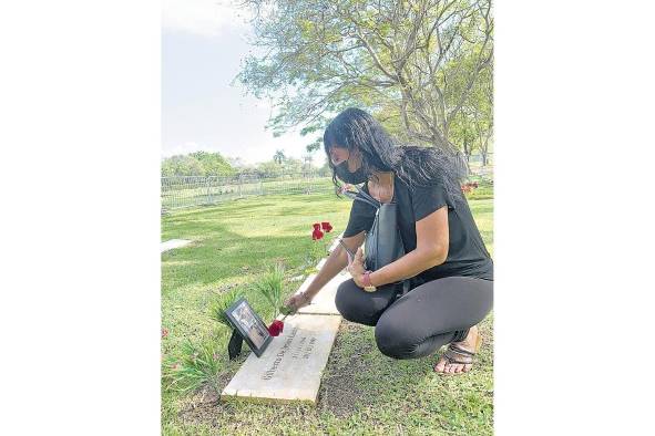 Familiares recuerdan a sus seres queridos.